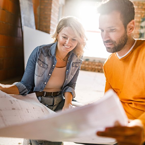Couple plan architecte travaux